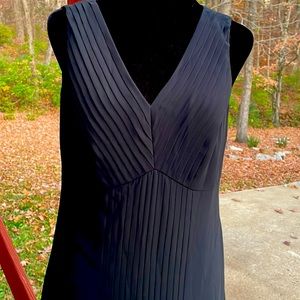 Ann Taylor little black dress Pleated front shift dress Sleeveless Wom size 4